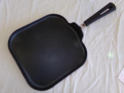 WearEver 11" non-stick griddle/skillet, clean.