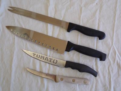 lot of 4 kitchen knives.