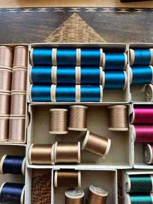MANY WOODEN SPOOLS OF BELDING HEMINWAY THREAD