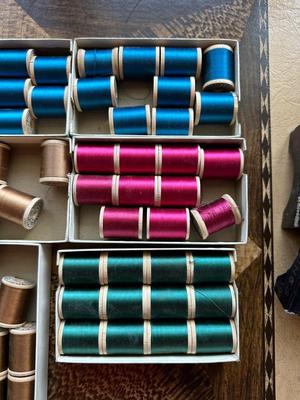 MANY WOODEN SPOOLS OF BELDING HEMINWAY THREAD