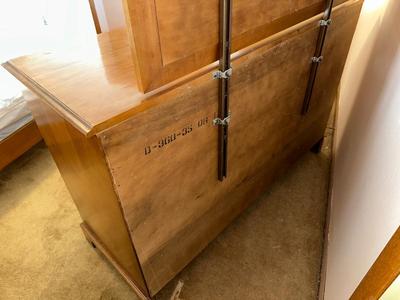 8 DRAWER DRESSER WITH MIRROR