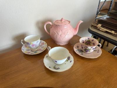 THORENS MUSICAL TEAPOT WITH BONE CHINA TEA CUPS AND SAUCERS