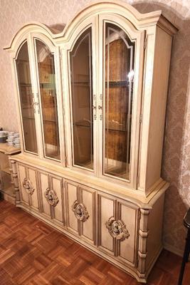 Lot #54 Vintage 1970's Stanley Furniture Company Lighted China Cabinet