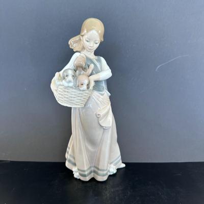 Lladro figurine 1311 "Little Dogs on Hip"