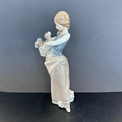 Lladro figurine 1311 "Little Dogs on Hip"