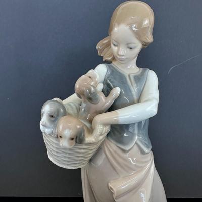 Lladro figurine 1311 "Little Dogs on Hip"