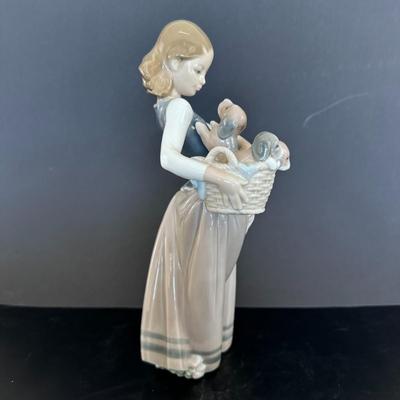 Lladro figurine 1311 "Little Dogs on Hip"