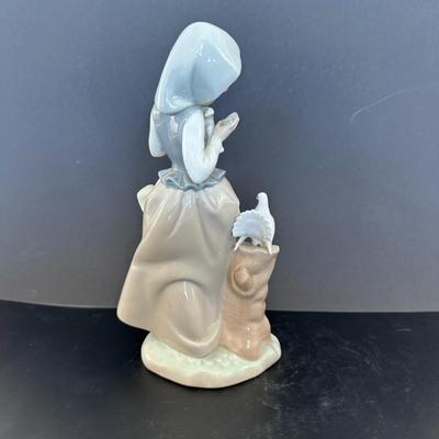 Lladro figurine 4915 "Girl with Pigeons"