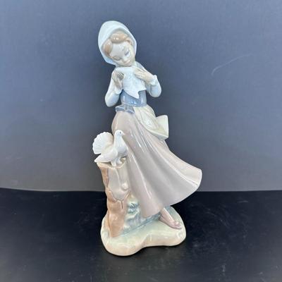 Lladro figurine 4915 "Girl with Pigeons"
