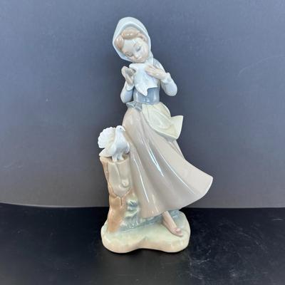 Lladro figurine 4915 "Girl with Pigeons"
