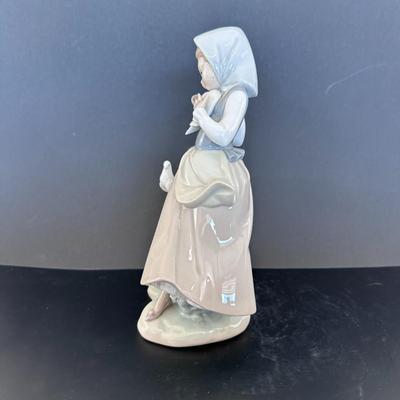 Lladro figurine 4915 "Girl with Pigeons"