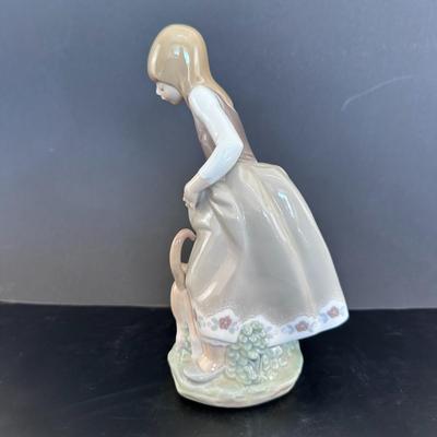 Lladro figurine 1187 "Little Girl with Cat"