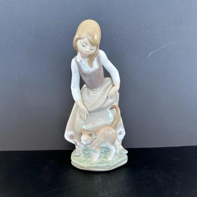 Lladro figurine 1187 "Little Girl with Cat"