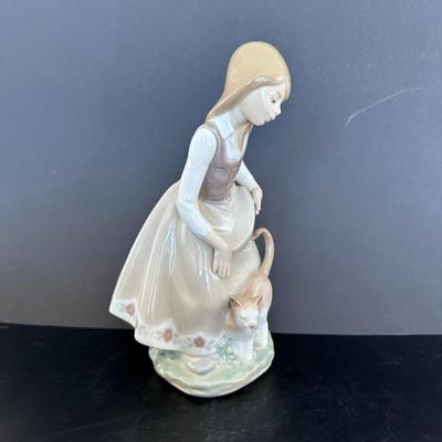 Lladro figurine 1187 "Little Girl with Cat"