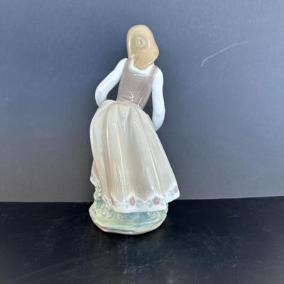 Lladro figurine 1187 "Little Girl with Cat"