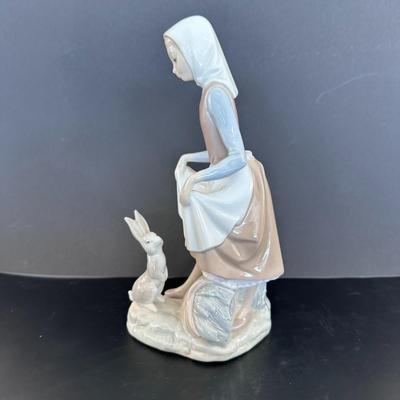Lladro figurine 4826 "Rabbit Food"