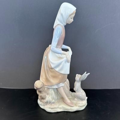 Lladro figurine 4826 "Rabbit Food"