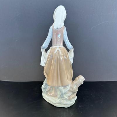 Lladro figurine 4826 "Rabbit Food"