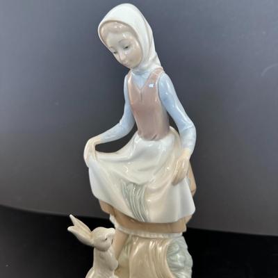 Lladro figurine 4826 "Rabbit Food"