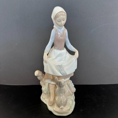 Lladro figurine 4826 "Rabbit Food"