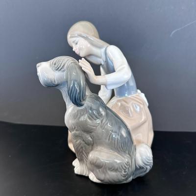 Lladro figurine 4761 "Woman with Dog"