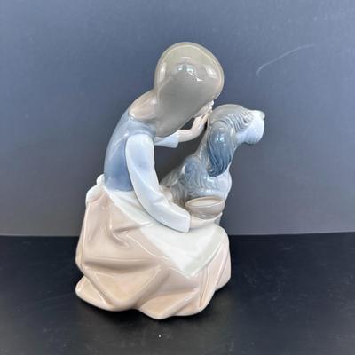 Lladro figurine 4761 "Woman with Dog"