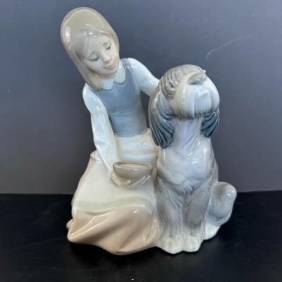 Lladro figurine 4761 "Woman with Dog"