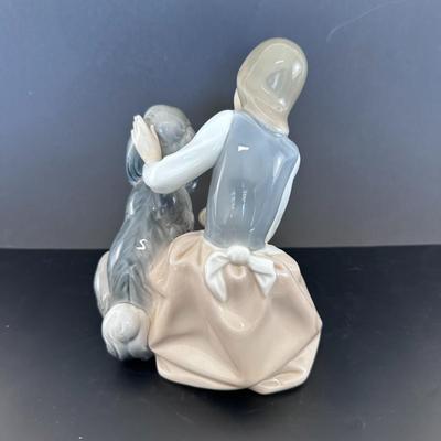 Lladro figurine 4761 "Woman with Dog"
