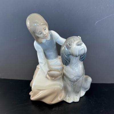 Lladro figurine 4761 "Woman with Dog"