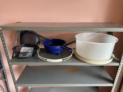 TUPPERWARE HEAT N SERVE CONTAINER, STRAINER AND CAKE CONTAINER