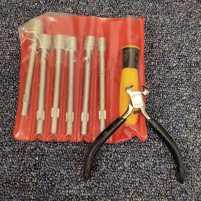 LOT 124: Vintage Hold-Heet 1Qt Glue Pot with Vintage Tools