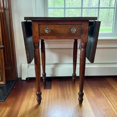L402 Antique Victorian Drop Leaf Table with Single Drawer