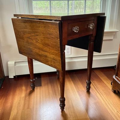 L402 Antique Victorian Drop Leaf Table with Single Drawer