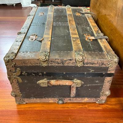 L420 Antique Flat Top Steamer Trunk