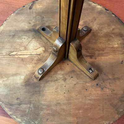 L426 Antique Victorian Pedestal Table