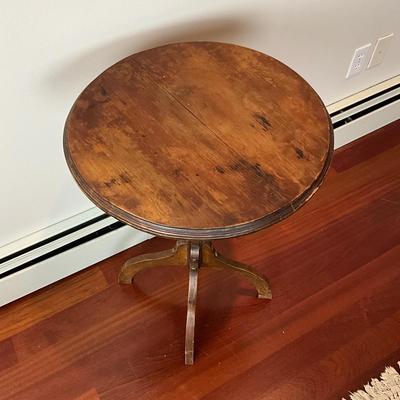 L426 Antique Victorian Pedestal Table