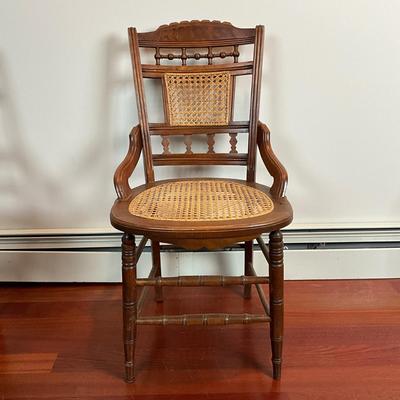 L437 Antique Victorian Oak Round Table and Four Cane Seat Chairs