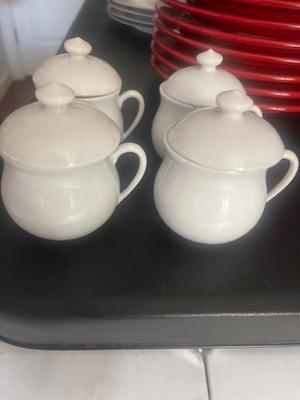 4 small teacups w lids