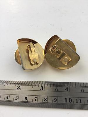 Gold tone vintage unmarked clip on statement earrings