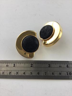 Gold tone vintage unmarked clip on statement earrings