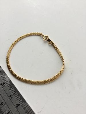 Unmarked gold tone chain like bracelet