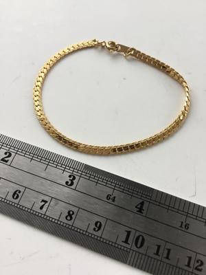 Unmarked gold tone chain like bracelet