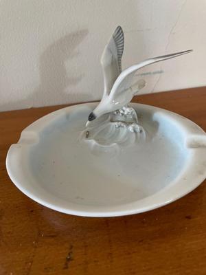 Statue, ashtray, vintage postcards