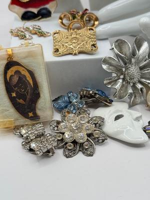 LOT 55J: Vintage Costume Jewelry: Necklaces, Bracelets, Pins & More
