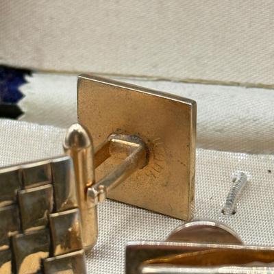LOT 56J: Men's Watches, Cufflink Pair & Tie Clips: Wenger Swiss Military, Swank, Seiko & Pulsar