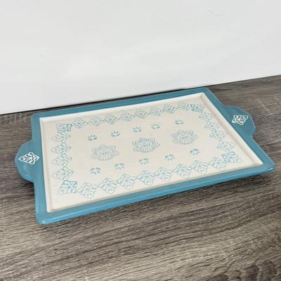 LOT 76K: Berkley Jensen Teal & White Baking & Serving Dishes