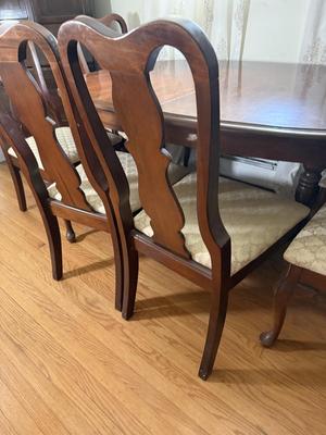 LOT 78D: Oval Dining Table Made in USA w/ 18” Leaf & 6 Matching Chairs