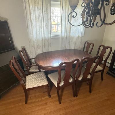 LOT 78D: Oval Dining Table Made in USA w/ 18” Leaf & 6 Matching Chairs