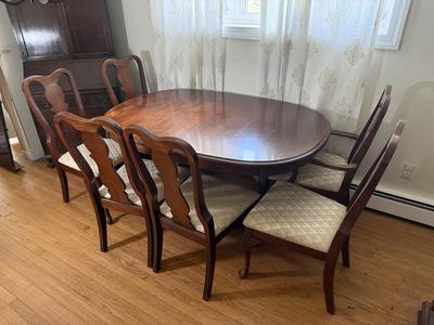 LOT 78D: Oval Dining Table Made in USA w/ 18” Leaf & 6 Matching Chairs