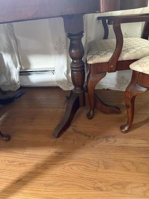 LOT 78D: Oval Dining Table Made in USA w/ 18” Leaf & 6 Matching Chairs